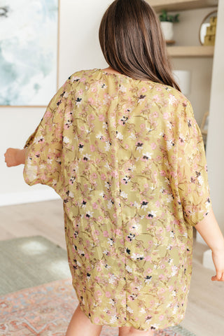 Center & Main Go Anywhere Floral Kimono