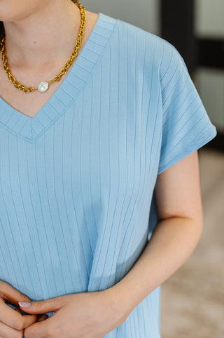 Andree By Unit Top Shelf Basic V-Neck Ribbed Tee in Sky Blue